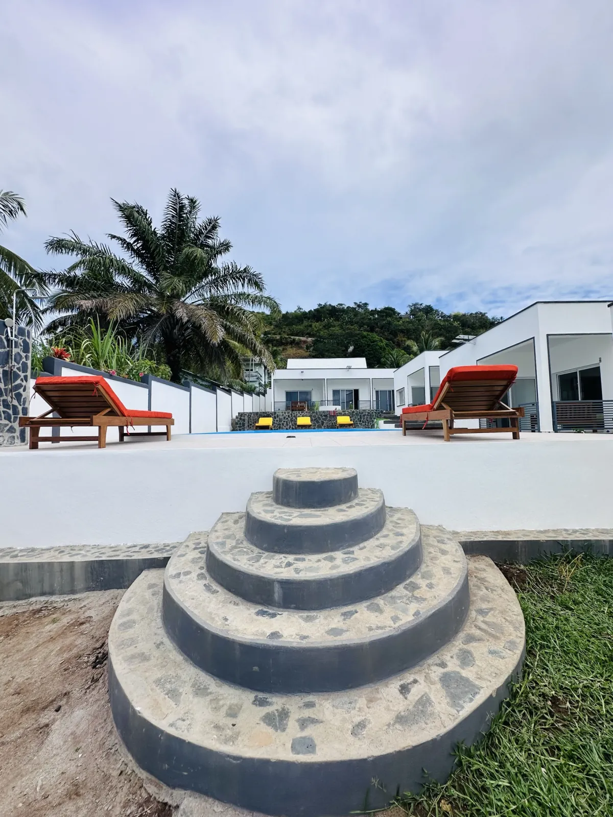 La résidence et sa piscine partagée, entourée de cocotiers