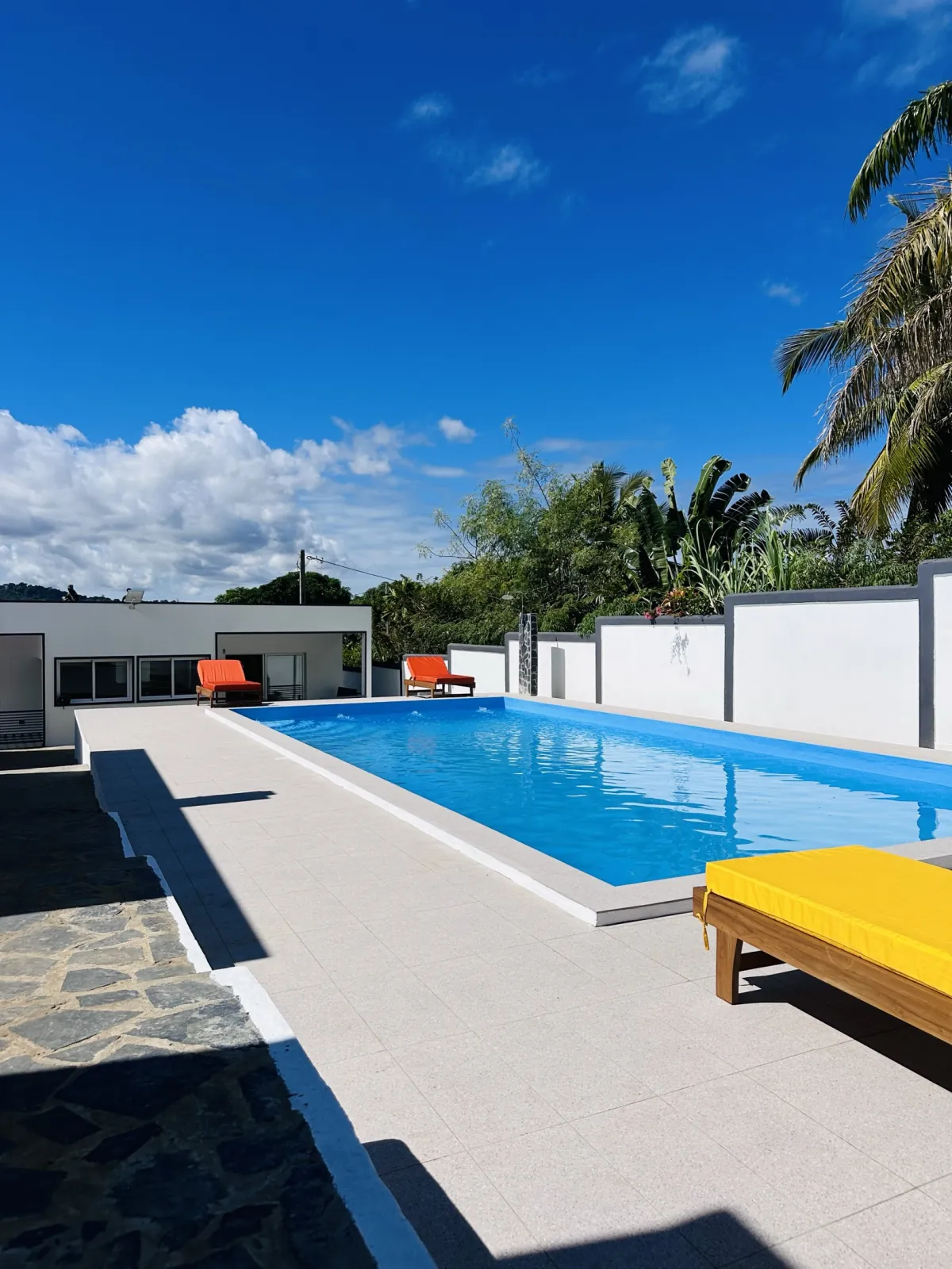 La grande piscine sous le ciel bleu de Nosy Be