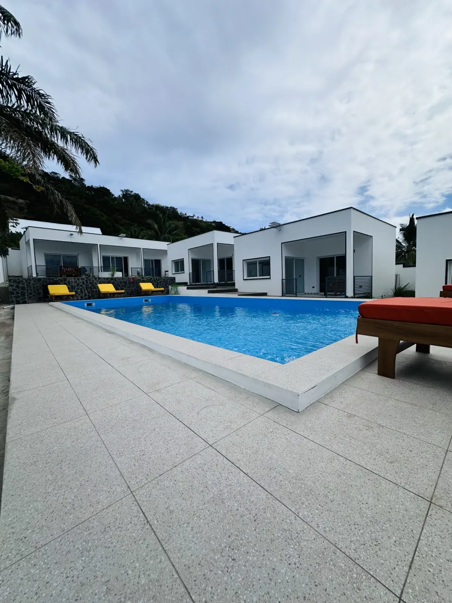 La piscine et la résidence, vue d'ensemble