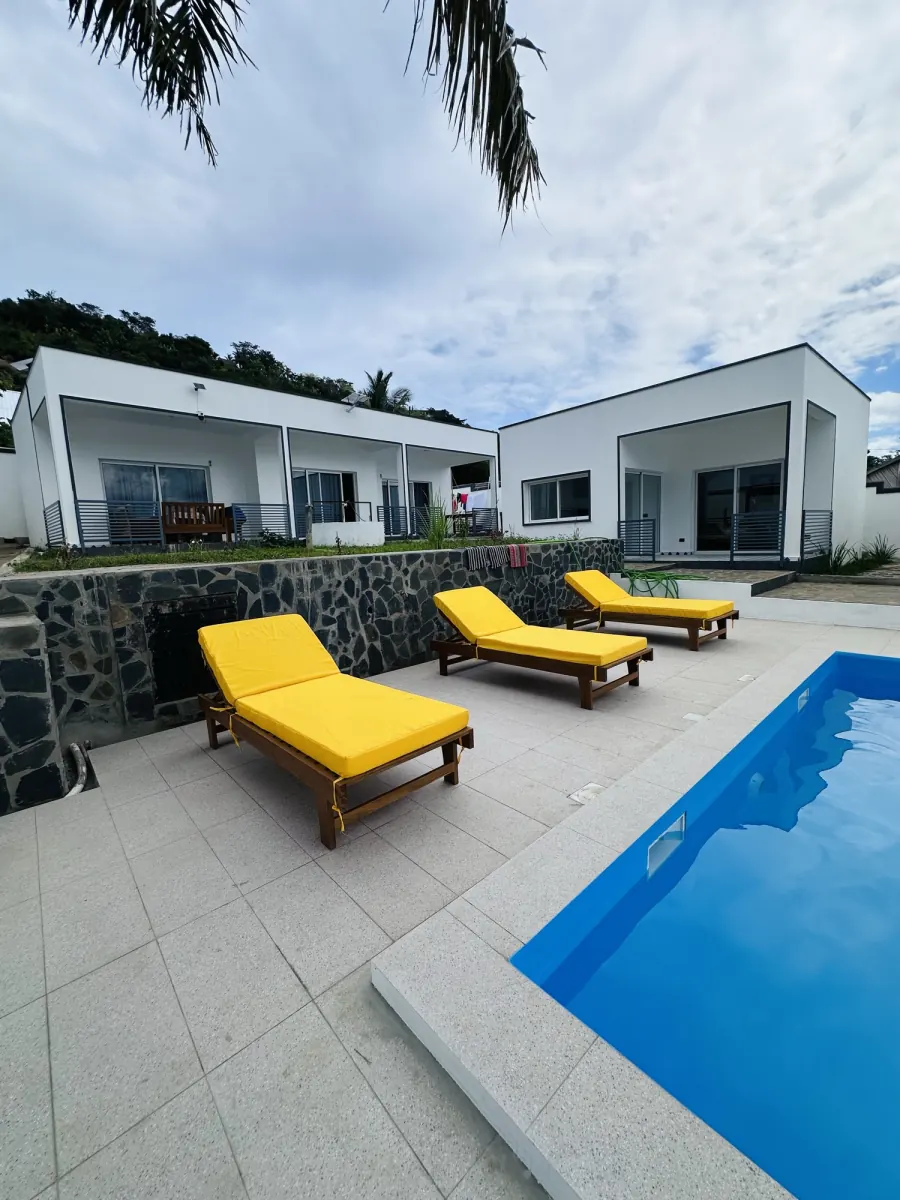 La piscine et les transats au bord des villas