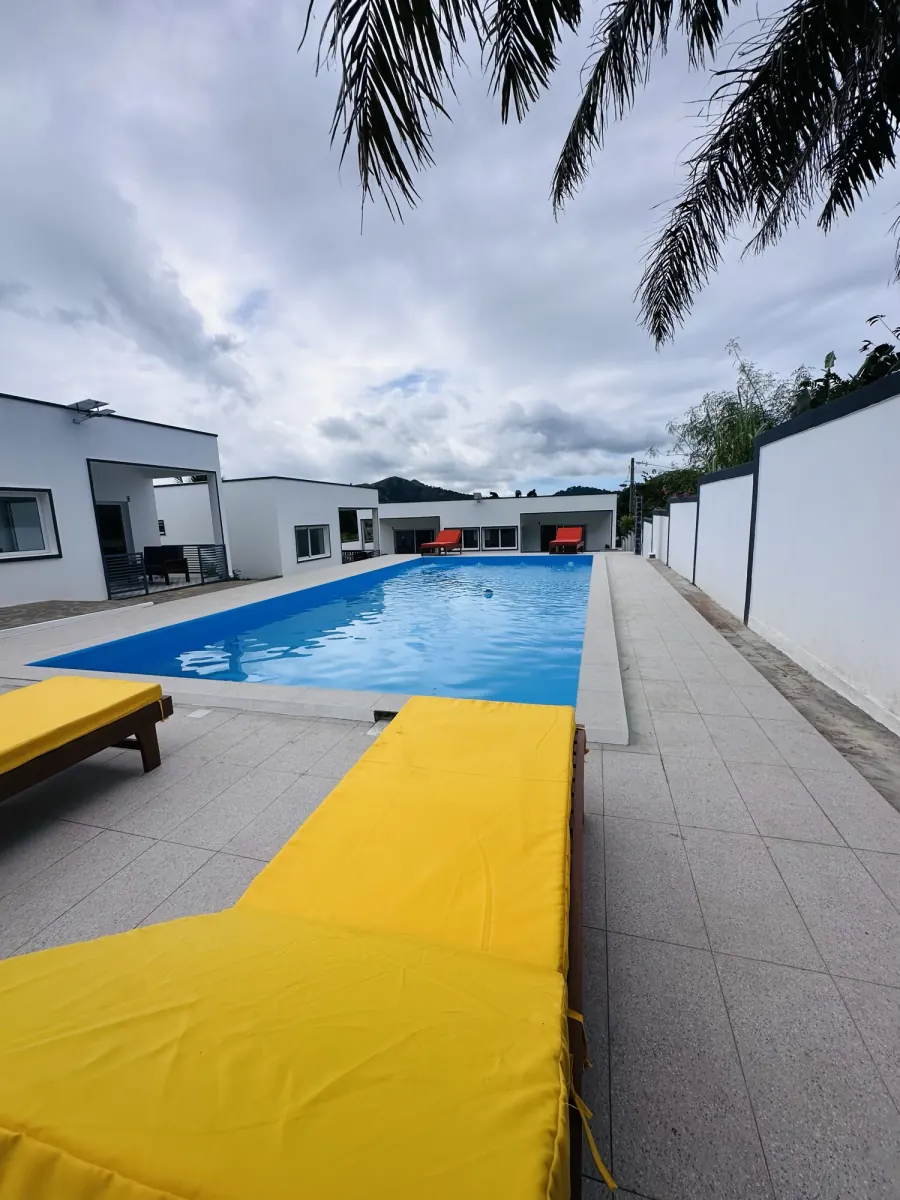 La résidence paisible au bord de la piscine
