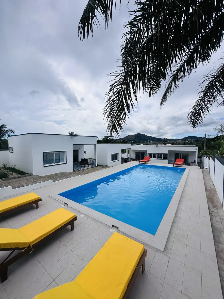 Vue plongeante sur la résidence et la piscine